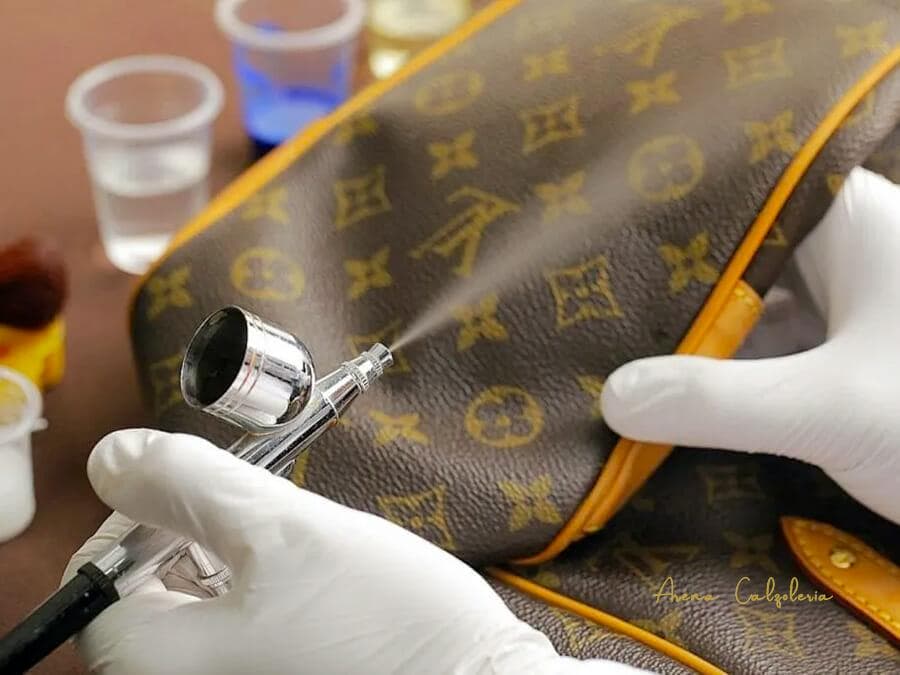 Uomo Con Louis Vuitton Bag E Scarpe Gucci Bianche Prima Della